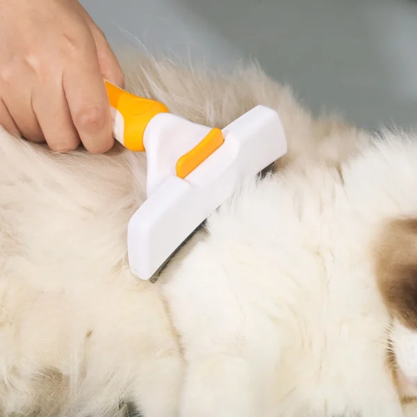 Brosse à sous-poil à lame courbe