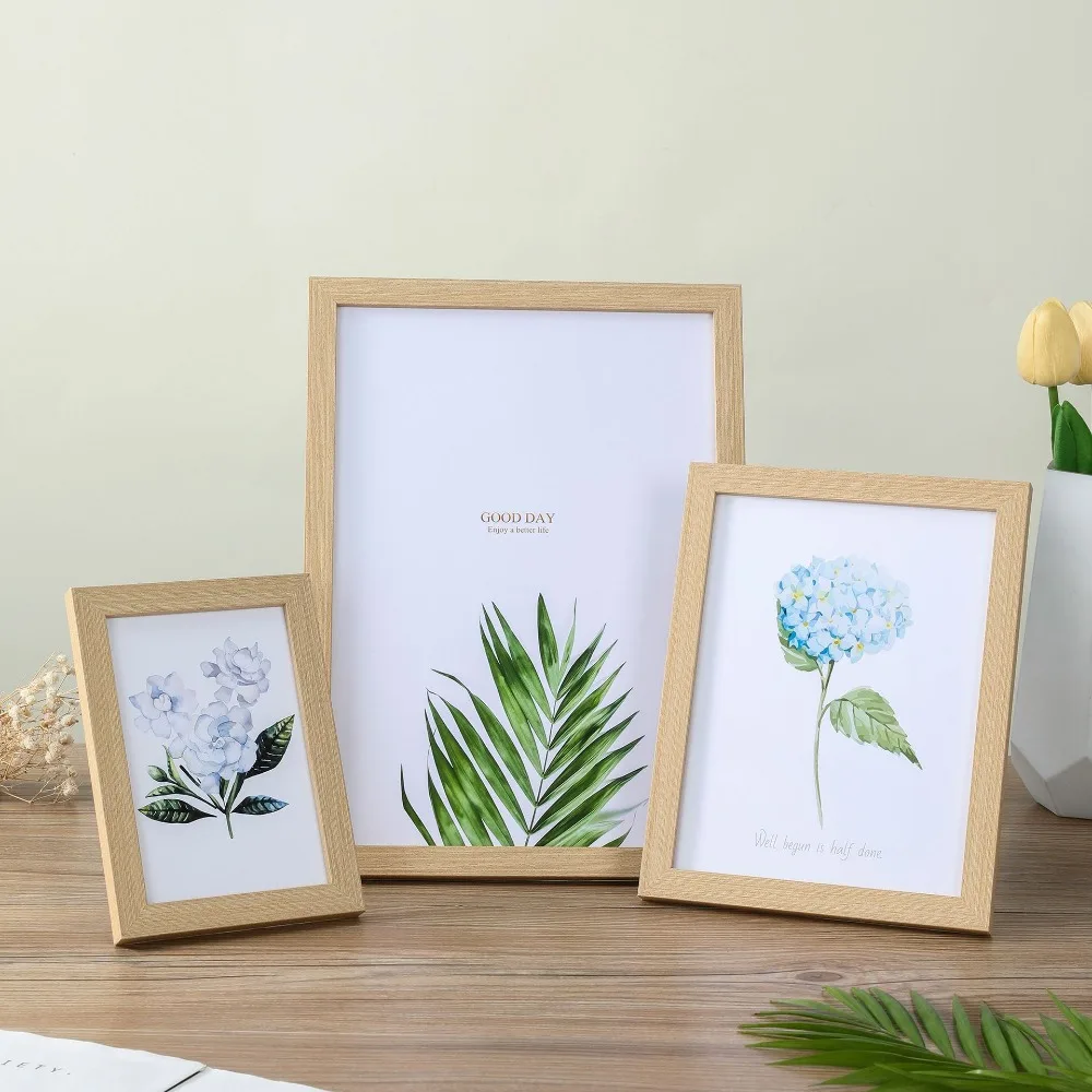Trois cadres en bois naturel