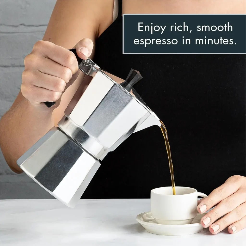 Servir le café de la cafetière italienne