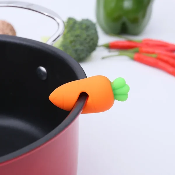 Cale carotte fixée sur le bord d'une casserole