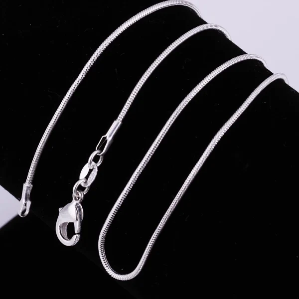 Chaîne maille serpent portée en ras-du-cou