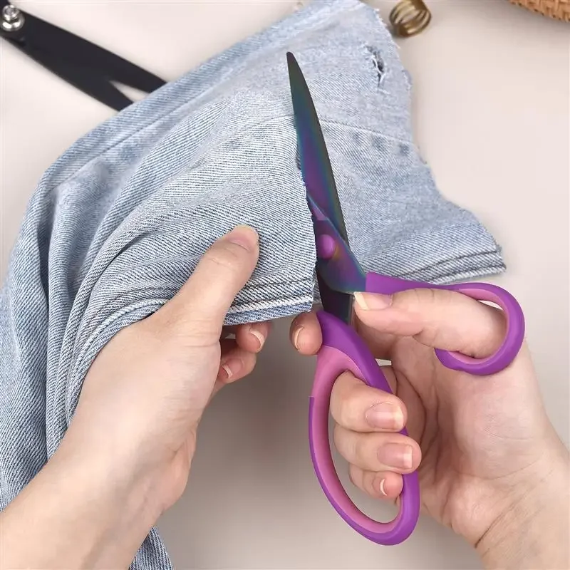 Couper un jean avec les ciseaux titane