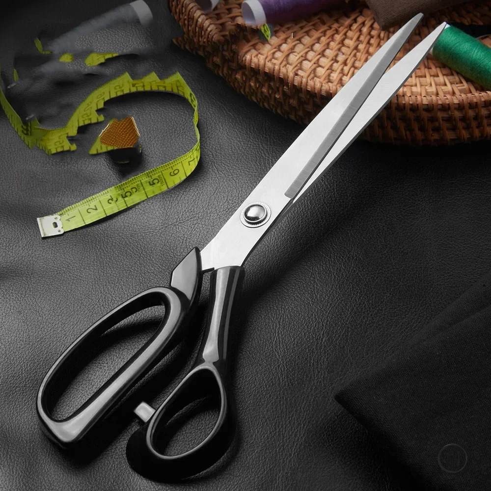 Ciseaux de tailleur noirs avec mètre ruban