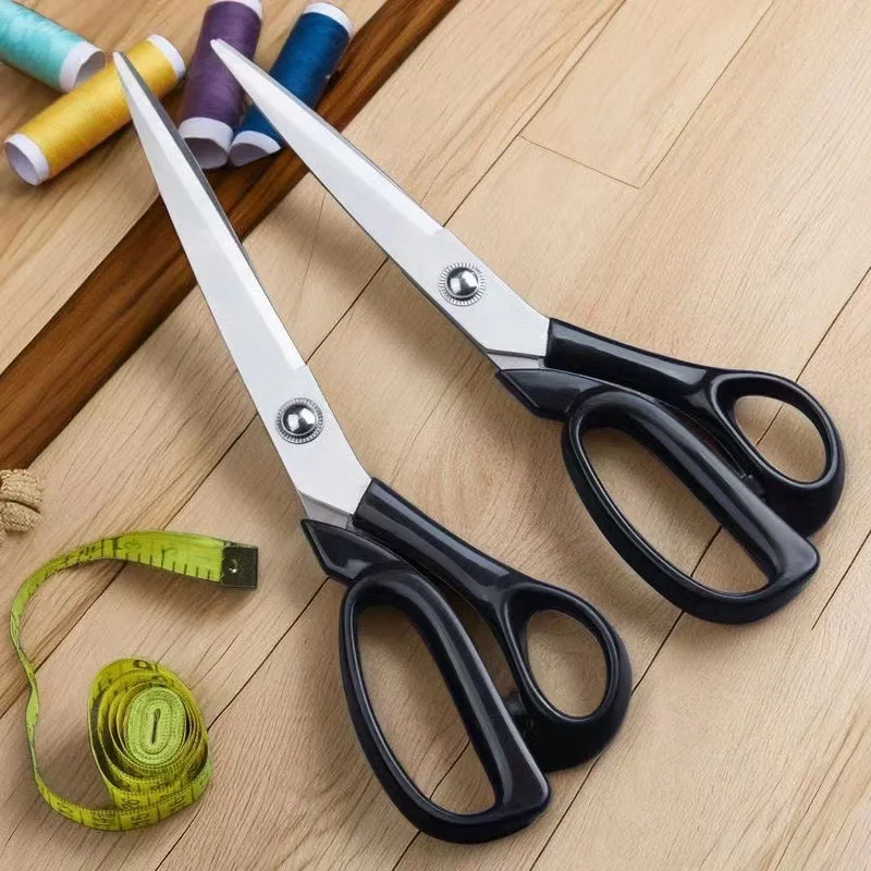 Ciseaux de tailleur avec bobines de fil