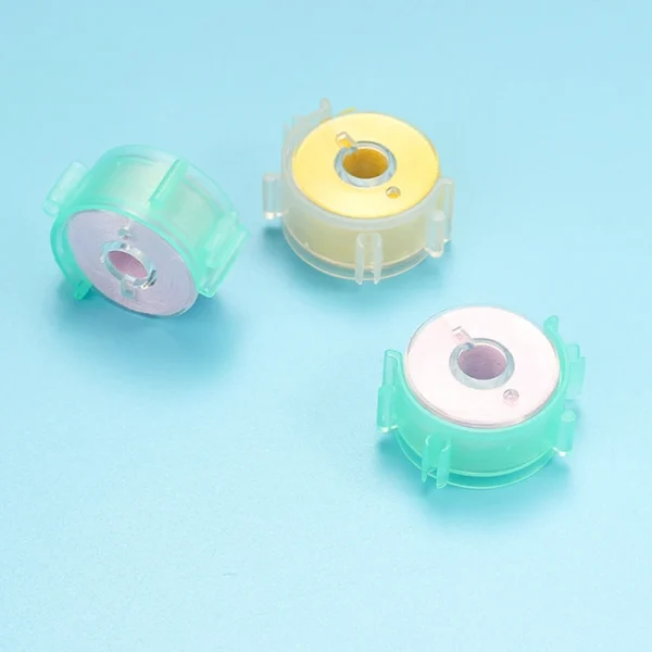 Clips posés sur des canettes