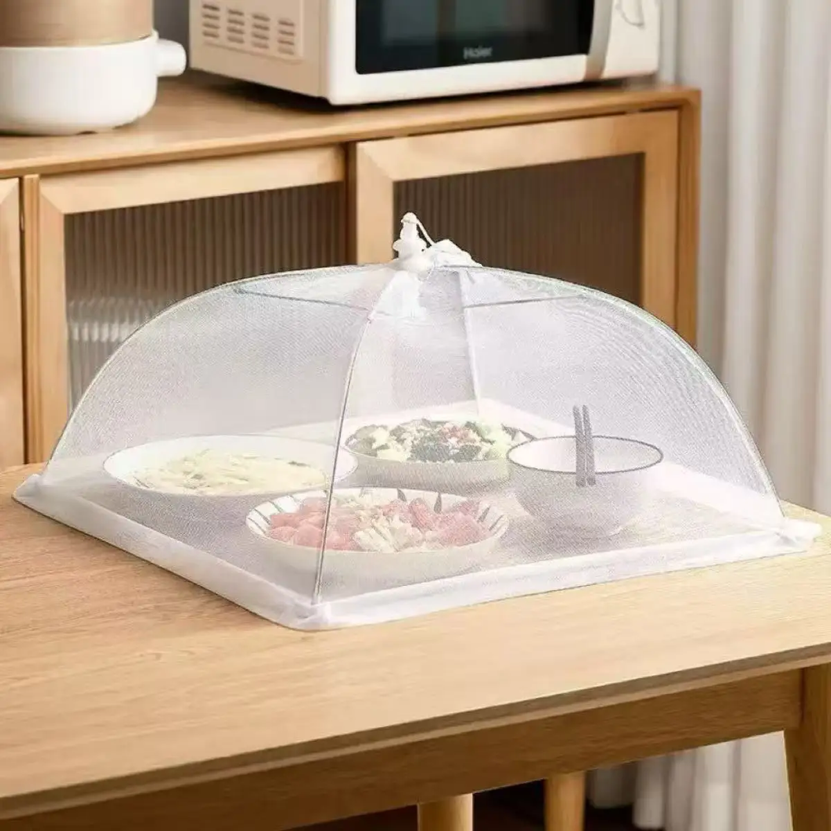 Cloche couvre-plat blanche sur une table de cuisine