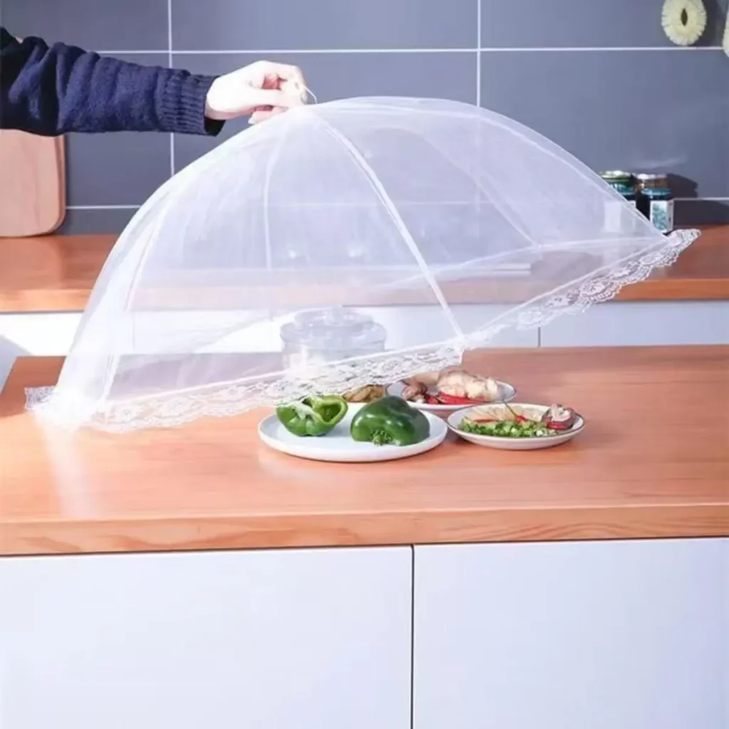 Grande cloche couvre-plat pliable sur un plan de travail