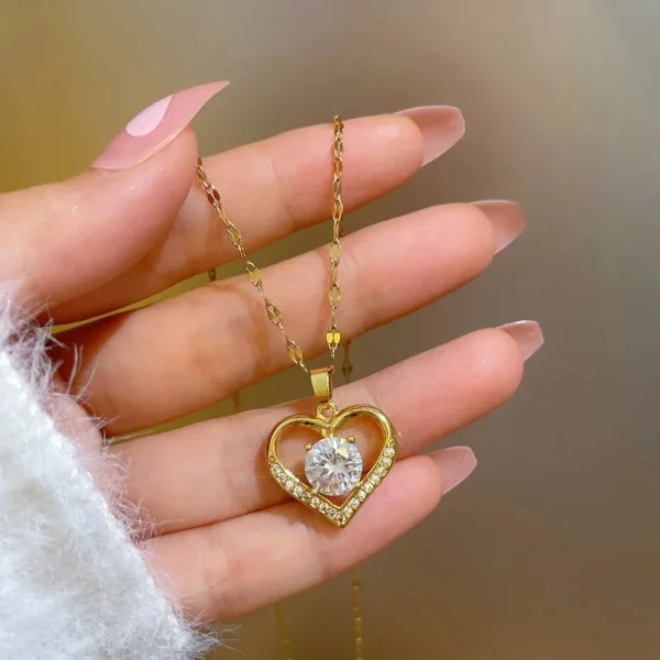 Collier en main