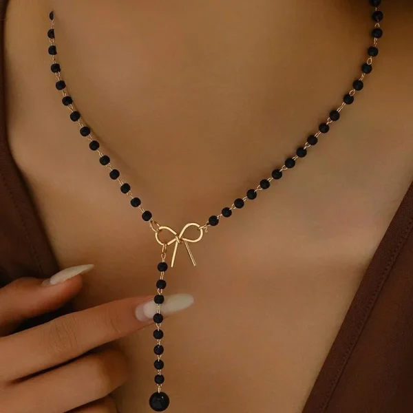 Collier cravate perles et nœud doré