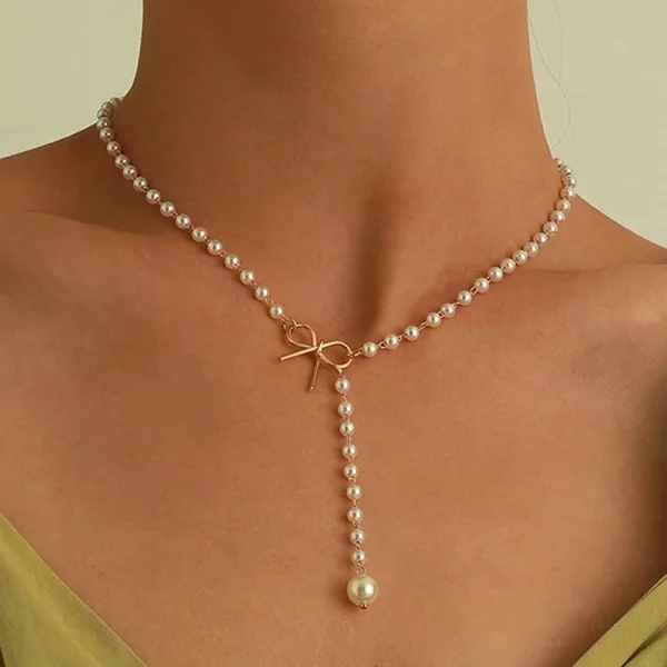 Collier blanc porté