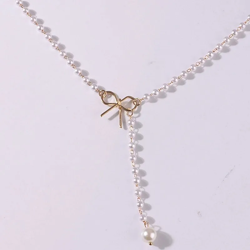 Collier blanc à plat
