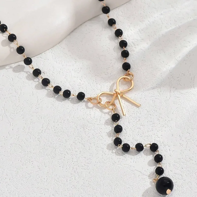 Collier noir à plat
