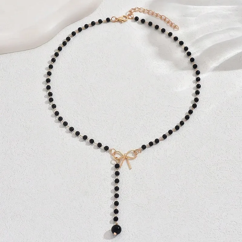Collier noir étalé