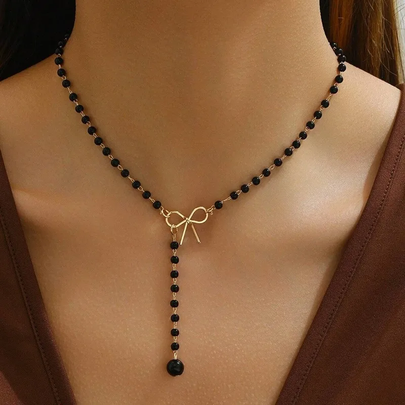 Collier noir porté de face
