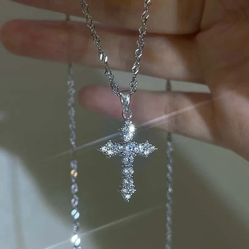 Croix tenue en main