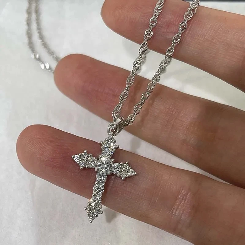 Croix en main