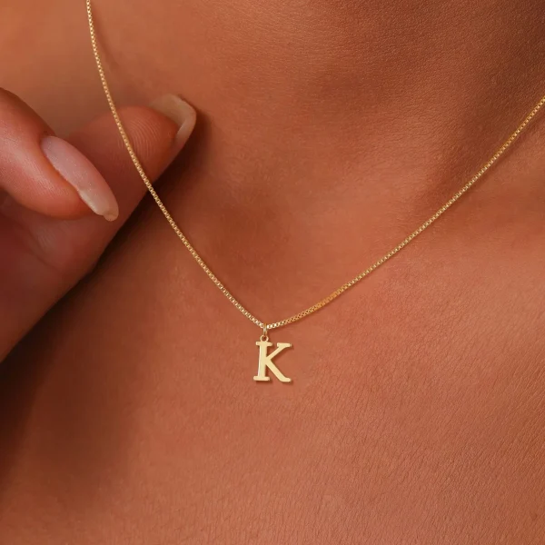 Collier initiale dorée en acier inoxydable