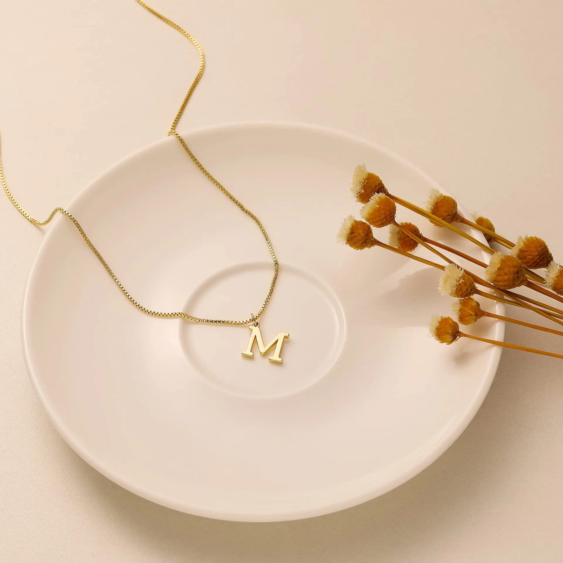 Collier sur une coupelle