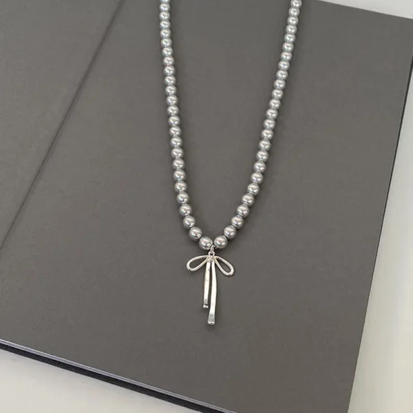 Collier sur un carnet
