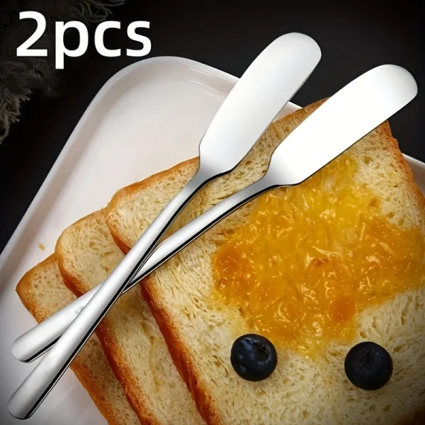 Lot de 2 couteaux à tartiner sur une tartine de confiture