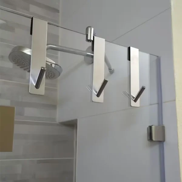 Crochets sur une paroi de douche
