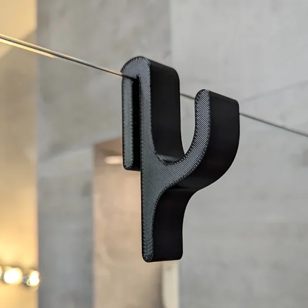 Crochet noir sur une paroi de verre