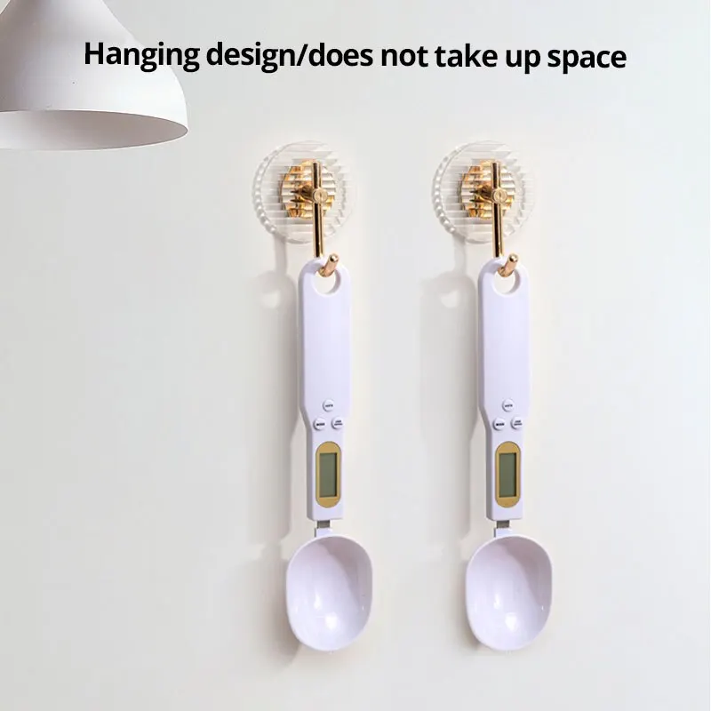 Cuillères balance suspendues au mur
