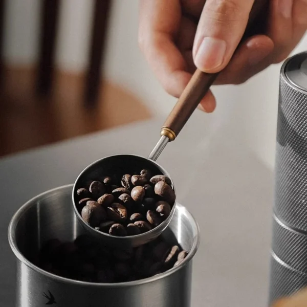 Doser des grains de café dans un bocal