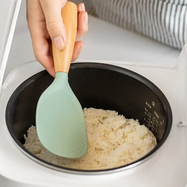 Servir le riz d'un cuiseur avec la cuillère