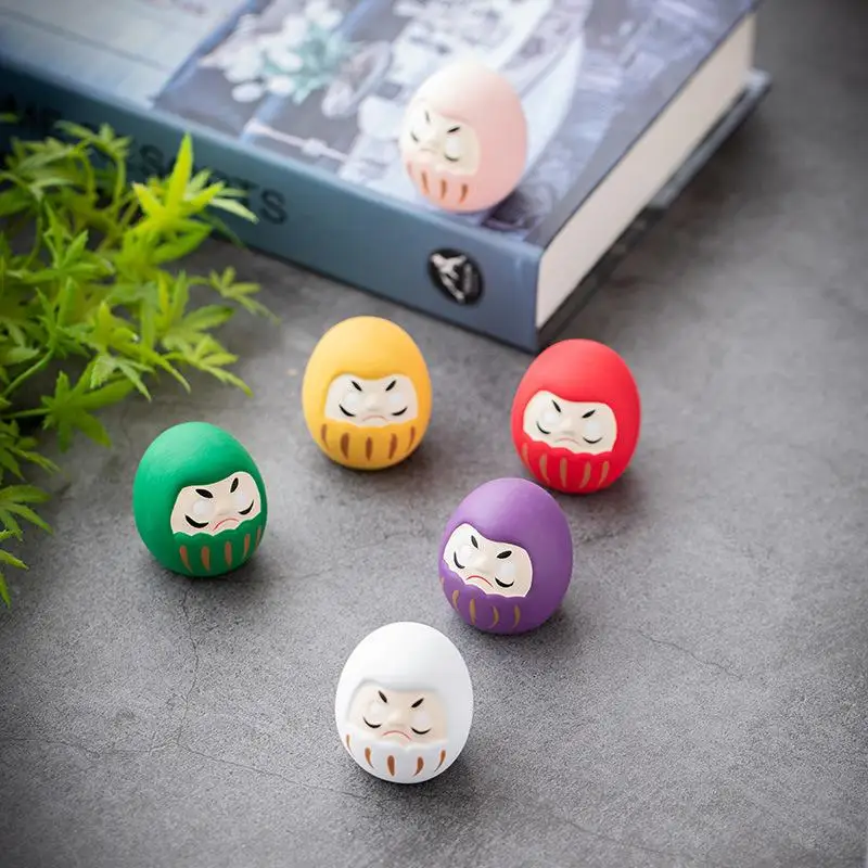 Cinq Daruma colorés