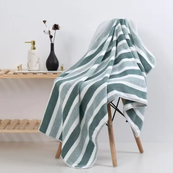 Drap de bain vert sur une chaise
