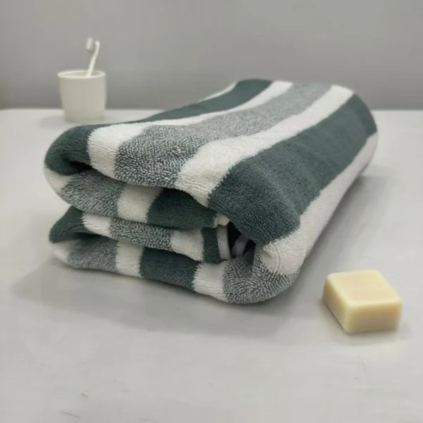 Drap de bain vert plié