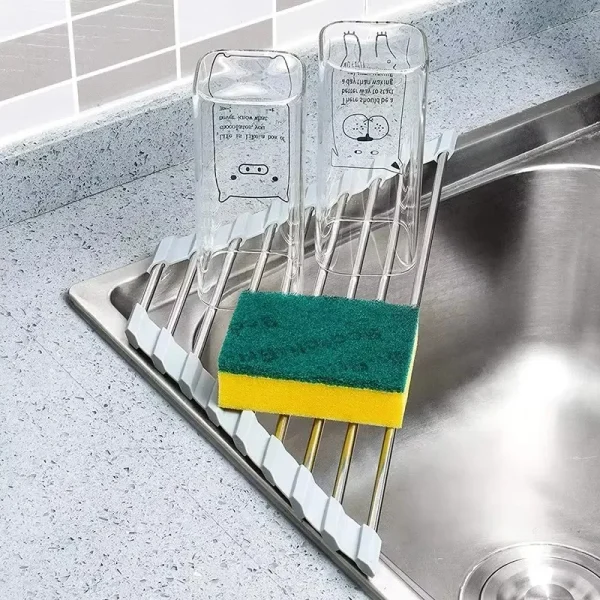 Égouttoir avec verres et éponge
