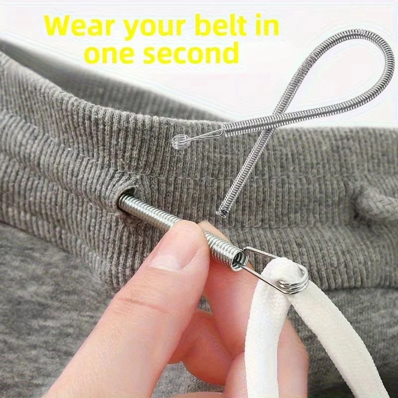 Enfile-cordon à ressort en cours d'utilisation dans la coulisse d'un sweat