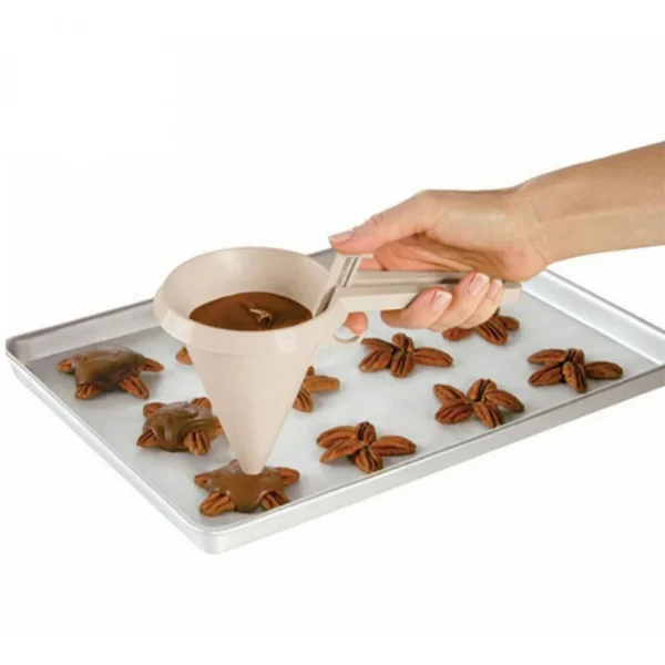 Déposer du chocolat fondu avec l'entonnoir