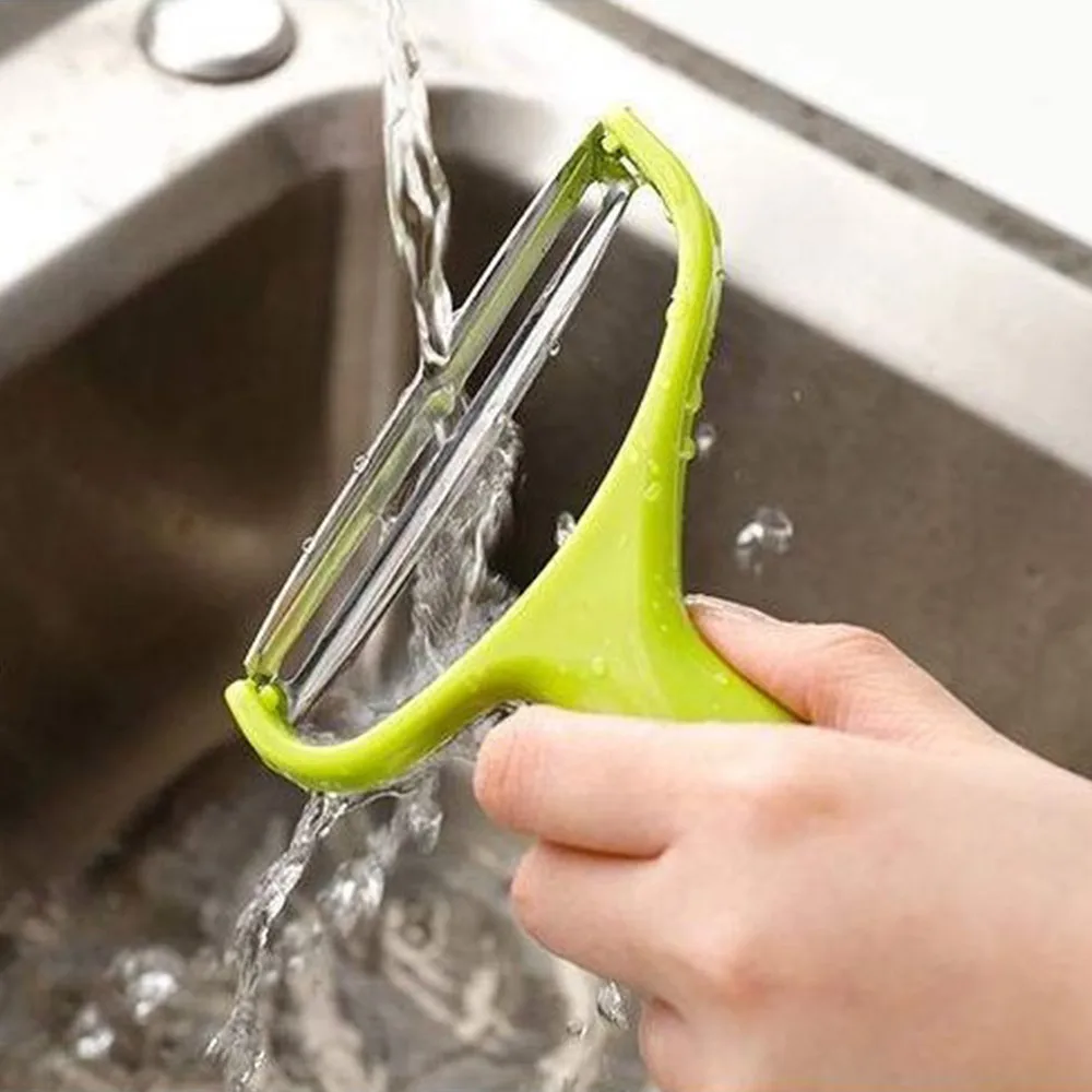 Rincer l'éplucheur à chou sous le robinet