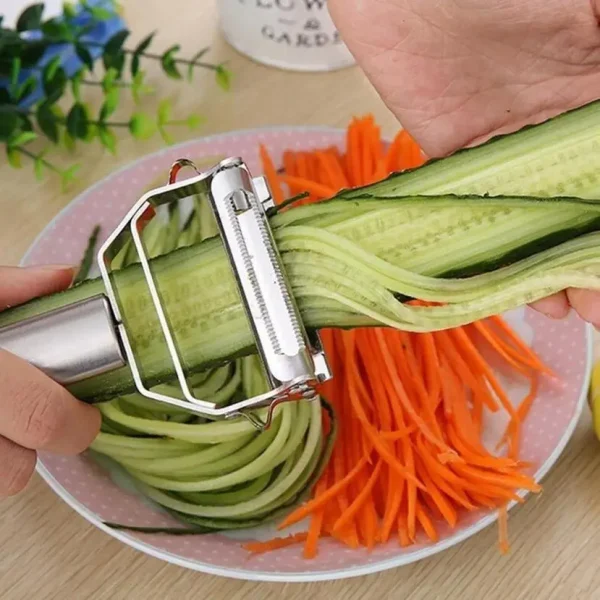 Éplucheur julienne sur un concombre et une carotte