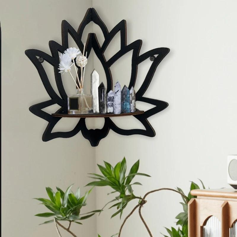 Étagère lotus avec cristaux et fleurs séchées