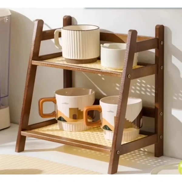 Étagère en bois foncé avec tasses