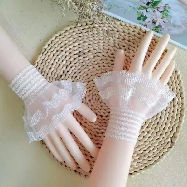 Manchettes en dentelle blanche sur des poignets