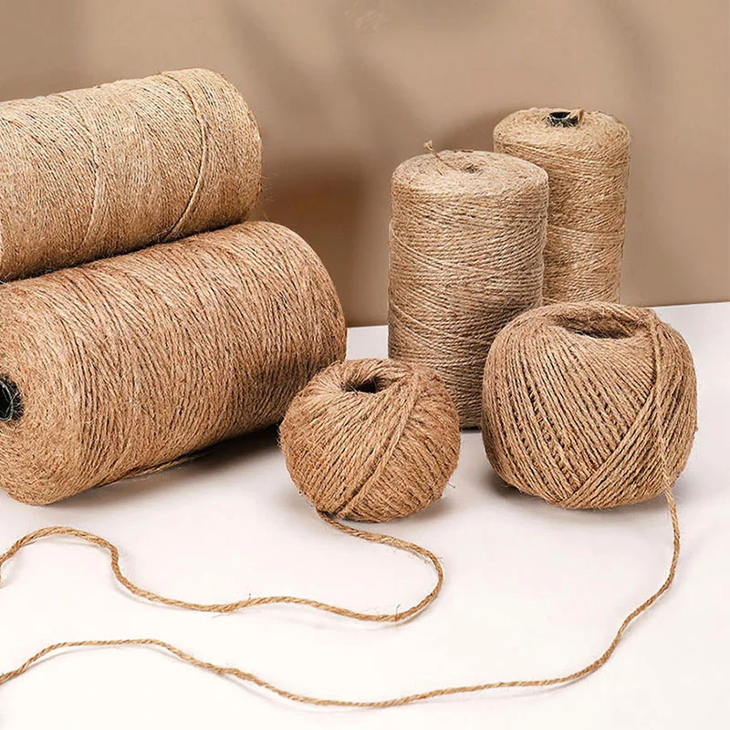 Pelotes et bobines de ficelle de jute