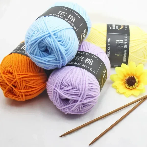 Pelotes de fil bleu, violet et orange