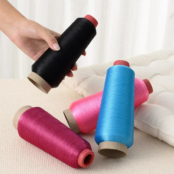 Cônes de fil noir, bleu, rose et fuchsia