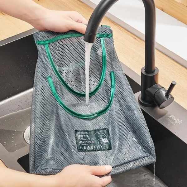 Rincer le filet de rangement sous le robinet