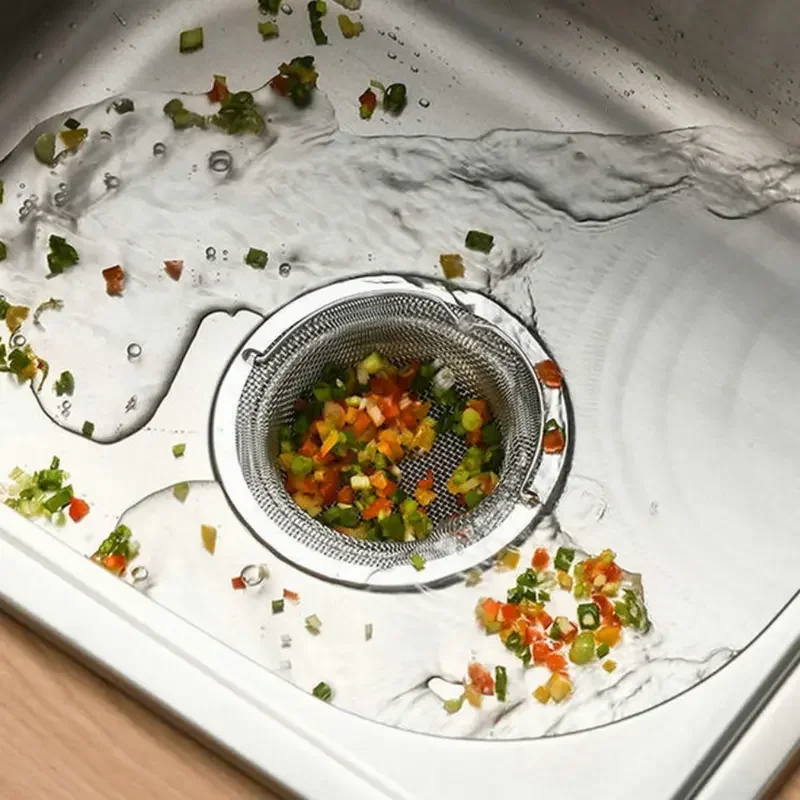 Déchets alimentaires retenus par le filtre d'évier