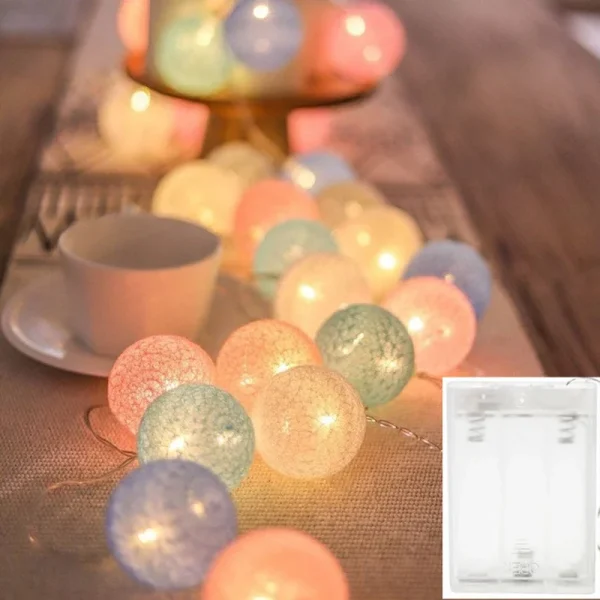 Guirlande de boules de coton sur une table
