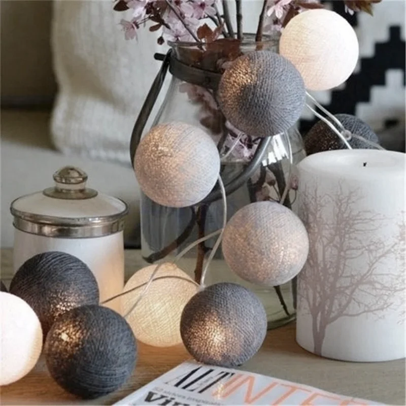 Boules de coton grises et blanches dans un vase