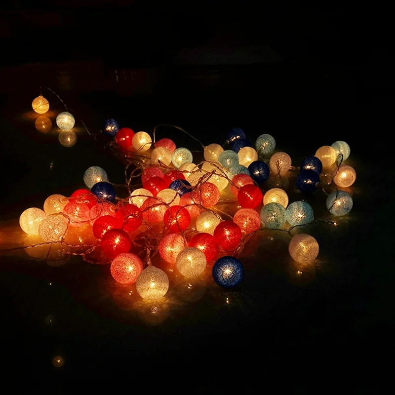 Guirlande de boules multicolores dans le noir