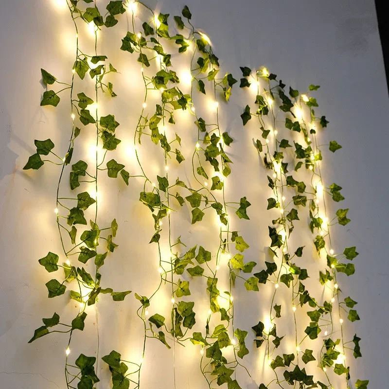 Guirlandes de lierre lumineuses sur un mur blanc