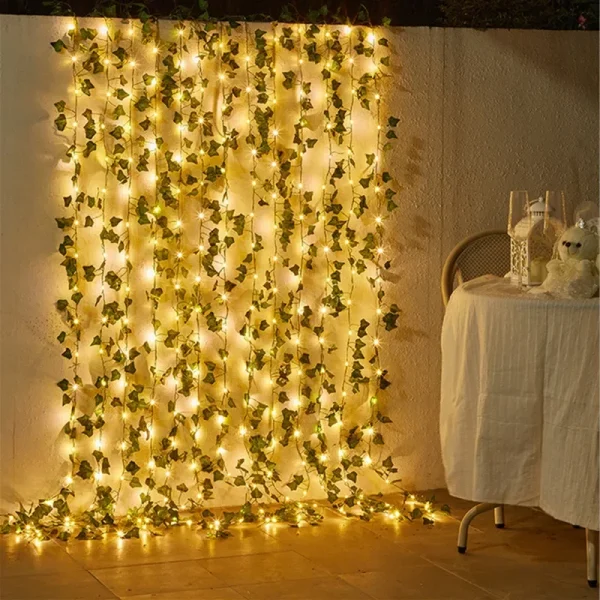 Mur de lierre lumineux derrière une table dressée
